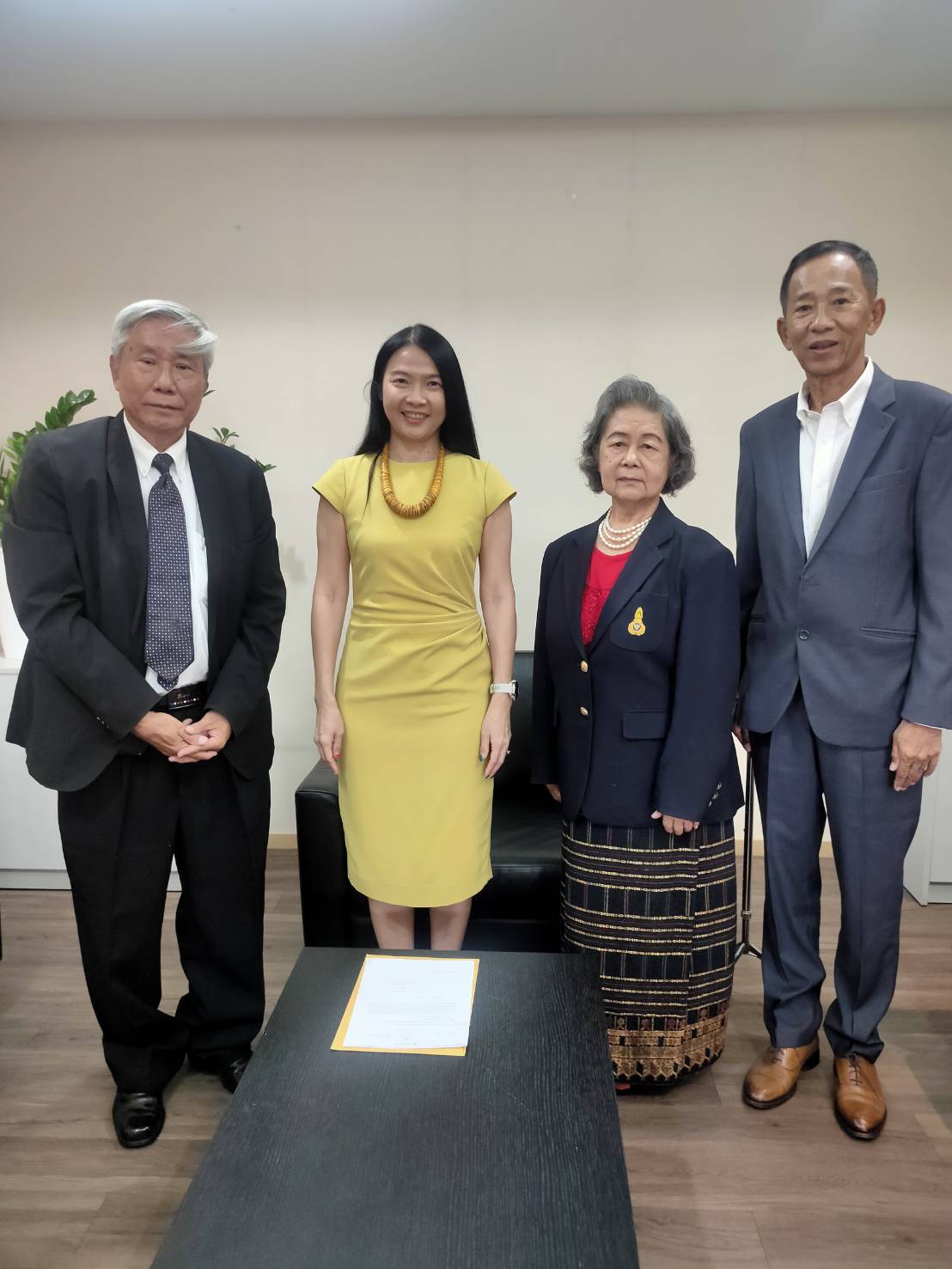 คณะกรรมการฯชมรมฯ ถือโอกาสมาแสดงความยินดี และสวัสดีปีใหม่ อธิบดีกุลยา ตันติเตมิท ณ.ห้องรับรอง กรมสรรพสามิต ชั้น 5